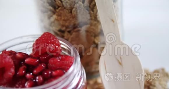 一个罐子里的树莓和石榴视频