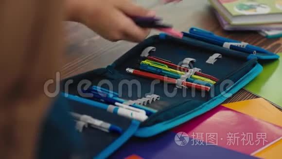 学生把钢笔和铅笔放在铅笔盒里视频