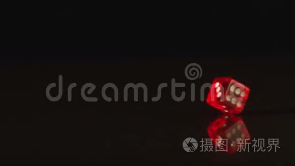 红色塑料骰子旋转黑色背景视频