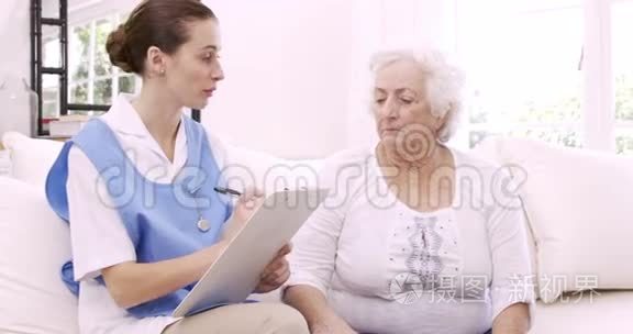 老年妇女与护士交谈