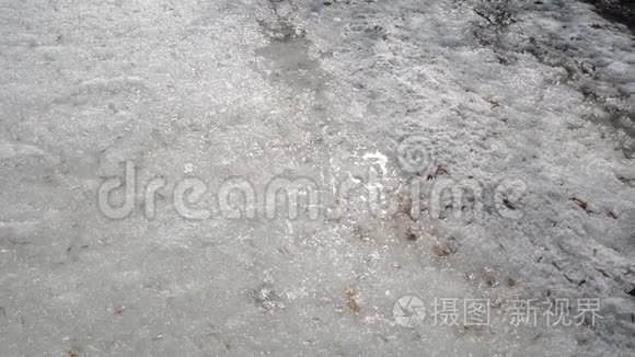 背景融化的雪反射在一小滩阳光视频