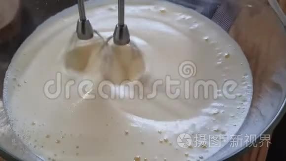 搅拌机迅速转动一个盘子，上面有鸡蛋和牛奶的液体面糊。 奶油或煎饼