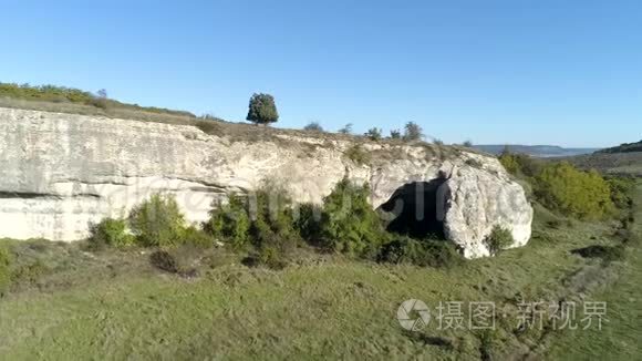 以树木、田野和山脉为背景的美丽景观鸟瞰。 中枪。 带农田的山脉，村庄