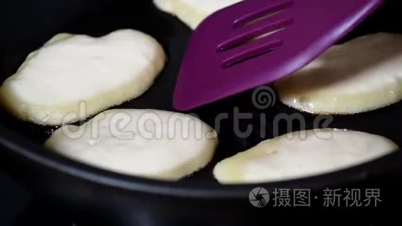 煎饼在煎锅里翻过来视频