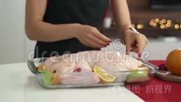 准备圣诞晚餐的鸭肉视频
