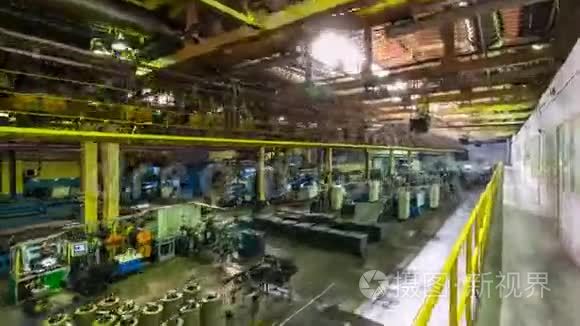 超时工人在工厂进行轮胎生产过程