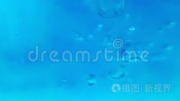 蓝色液体与玻璃吸管制造气泡视频