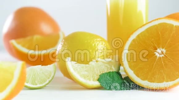 木桌上橘子、柠檬、柠檬和橙汁的特写镜头