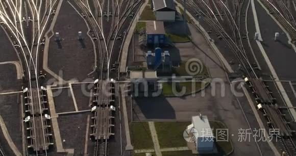 铁路上有装载煤炭的客车视频
