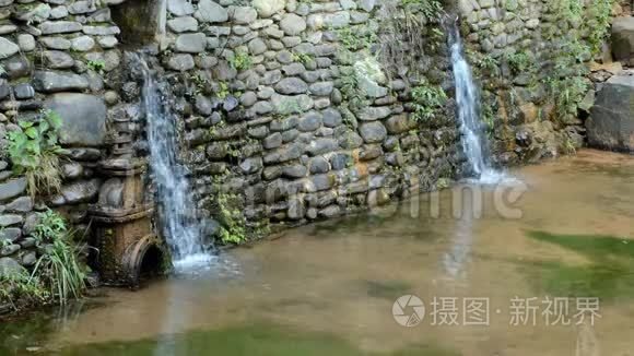 从石墙里流出的水视频