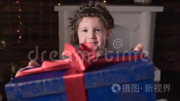 女孩展示圣诞礼物和微笑视频
