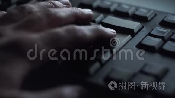 用手指按下键。 男性手指的特写按下黑色电脑键盘上的按钮。 男人紧张地