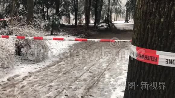 冬天，森林里的一个犯罪现场前有很多降雪的消防队路障