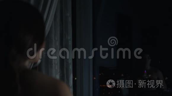 女人坐着看着窗户视频