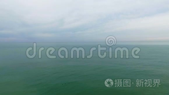 空中海洋。 鸟儿飞过大海。