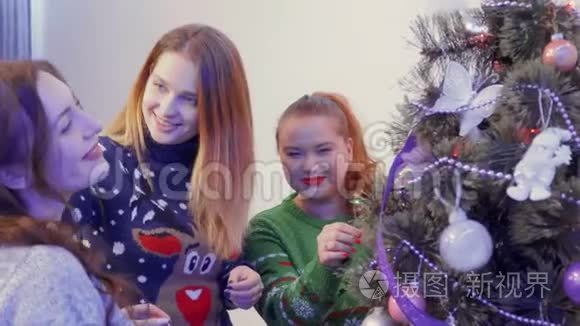 漂亮的女孩装饰圣诞树视频