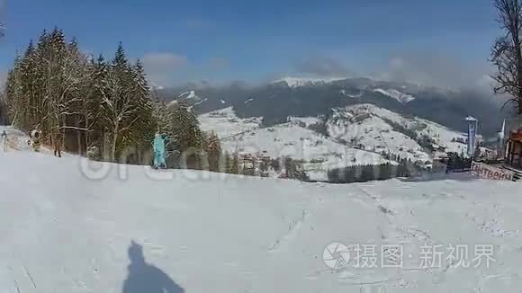 自由式滑雪板在沿着山坡滑雪道行驶过程中耍花样