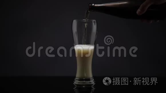 啤酒正倒入玻璃中视频