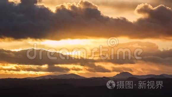 英国大雪纷飞的山丘上的晚霞视频