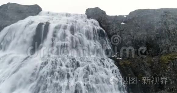 冰岛韦斯特峡湾的大型瀑布