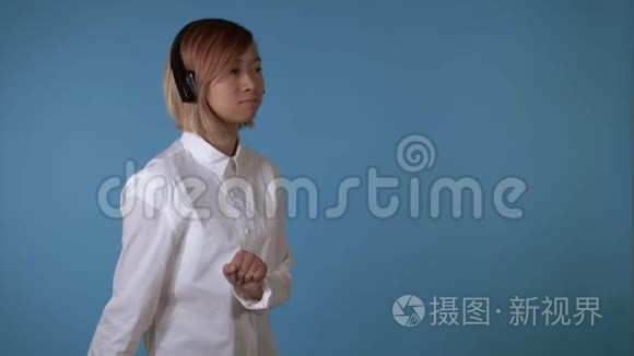 美丽的女孩喜欢喜爱的音乐