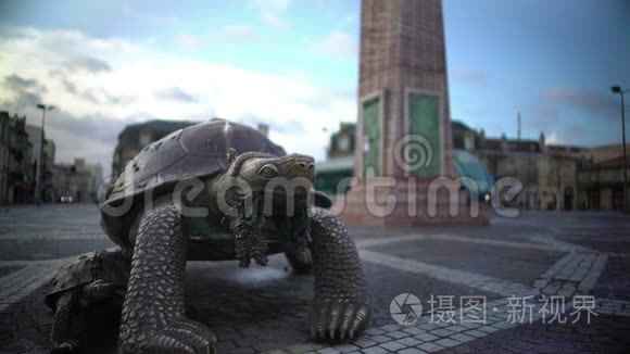 站在法国波尔多的维多利亚广场上的海龟青铜雕塑