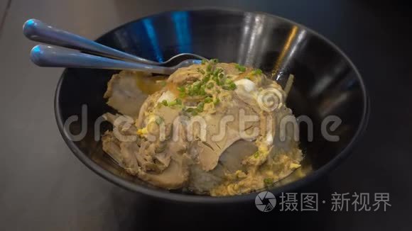 用热炒饭煎蛋卷和桌上的猪肉把厨房碗收起来。 泰国鹅