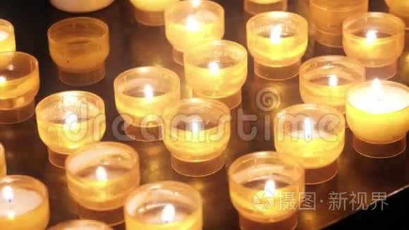 教堂里许多燃烧的蜡烛创造了精神上的感觉