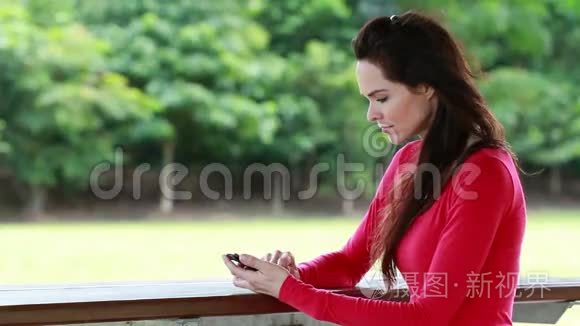 女人在看短信或短信后生气视频