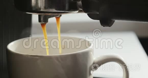 新鲜咖啡从咖啡机的喇叭里流出视频
