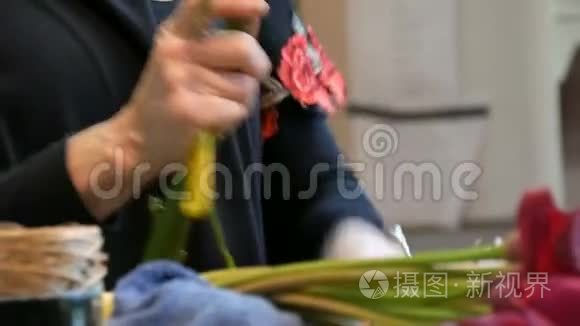 女人的手在做插花或鲜花视频