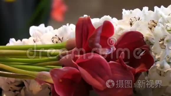 女人的手在做插花或鲜花视频