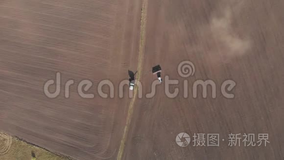 用挂载播种机对耕田作物进行直接播种的拖拉机的空中视野。 技术技巧