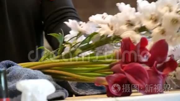 女人的手在做插花或鲜花视频