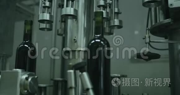 在葡萄酒生产工厂用玻璃瓶输送线。 红色史诗