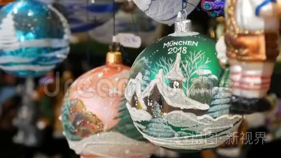 各种漂亮的圣诞球和玩具来装饰市场柜台上的圣诞杉木。 德文订阅