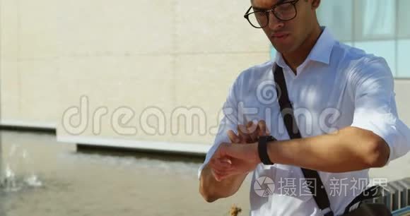 男子在街上检查他的智能手表视频