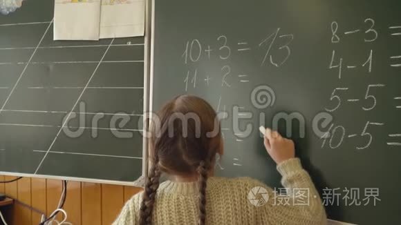 董事会附近的小女孩决定计算视频