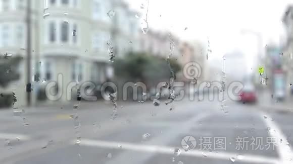 下雨了。 女人拿着伞过马路。