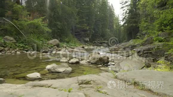 在一条快速的浅山河畔的木屋视频