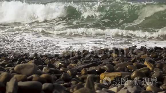 波浪的特写落向岸边视频