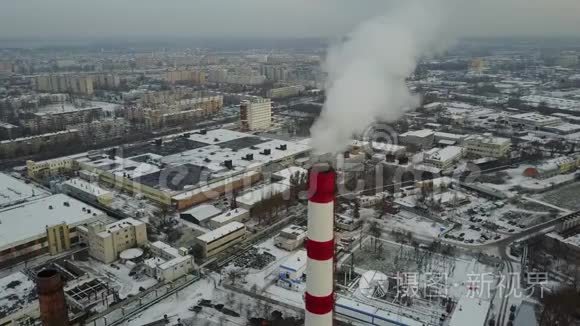 工厂管道中的烟雾