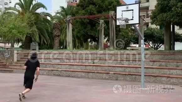 在街头篮球场打球的年轻人视频