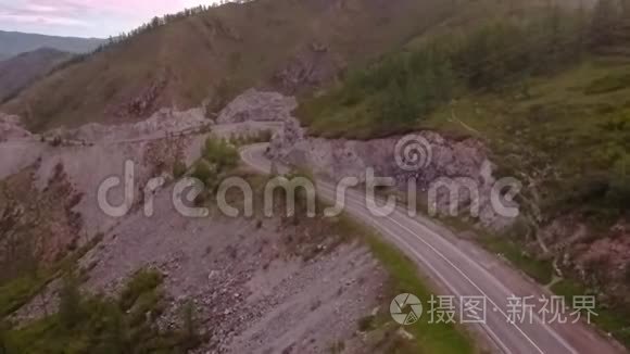飞越公路穿过山口. 俄罗斯阿尔泰山谷