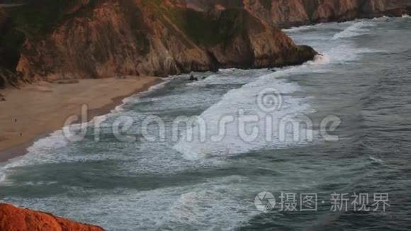 日落后的黄昏在海滩上视频