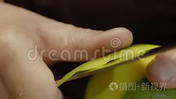 厨师切下绿色苹果的皮去甜点视频