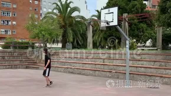 在街头篮球场打球的年轻人视频
