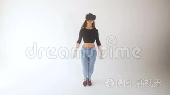 在虚拟现实中很有趣。 一个女孩戴着VR耳机，看上去很高兴。
