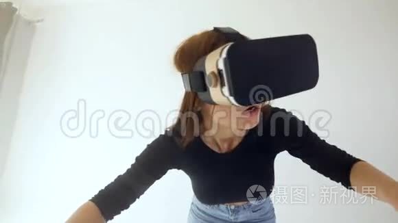 一个戴着虚拟现实耳机的女孩伸出双手。