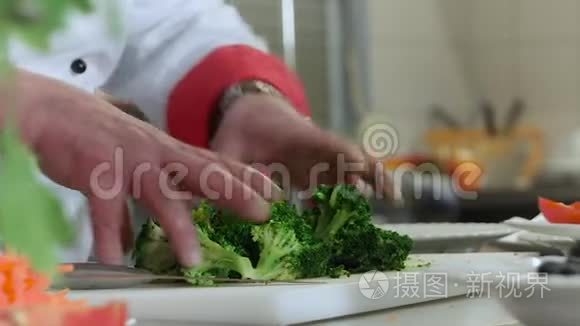 厨师在商业厨房准备食物视频